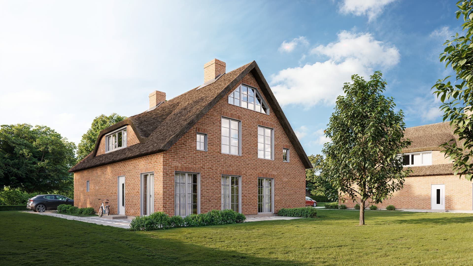 Giebelansicht des Reetdach-Trios in Bäderarchitektur